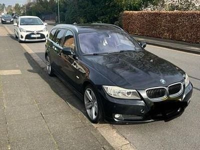 Gebraucht BMW 320 184 PS (135 kW) 2011 Schwarz Kombi