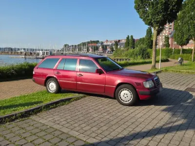 Gebraucht Mercedes E250 113 PS (83 kW) 1994 Rot Kombi
