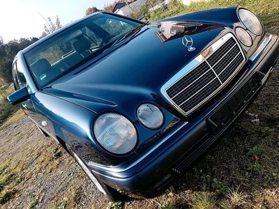 Gebraucht Mercedes E320 224 PS (164 kW) 1998 Blau Limousine