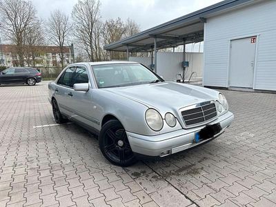 Gebraucht Mercedes E200 136 PS (100 kW) 1996 Silber Limousine