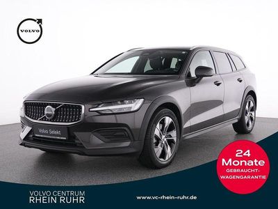 Grau platinum grey / metallic Gebraucht 2023 Volvo V60 CC Plus Kombi | 35.990 € (Guter Preis)