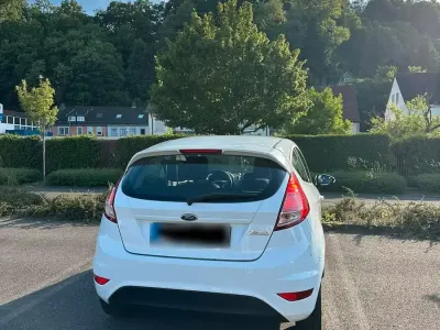 Gebraucht Ford Fiesta 60 PS (44 kW) 2014 Weiß Kleinwagen