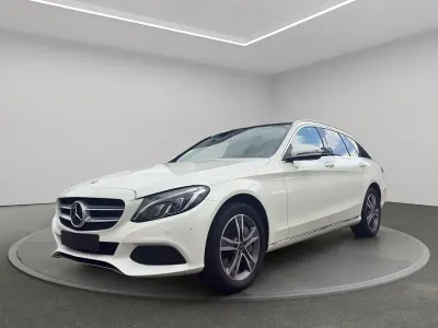 Używany Mercedes C400 333 KM (244 kW) 2018 Biały Kombi