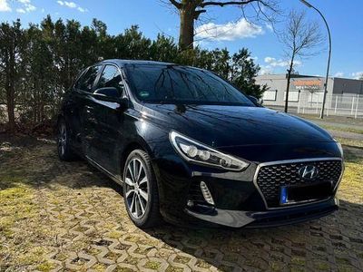 Gebraucht Hyundai i30 Intro Edition 140 PS (102 kW) 2017 Schwarz Limousine