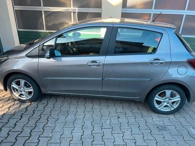 Gebraucht Toyota Yaris Comfort 99 PS (72 kW) 2015 Grau Kleinwagen