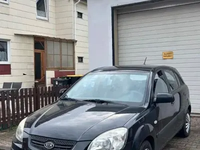 Begagnad Kia Rio 100 HK (73 kW) 2008 Svart Halvkombi