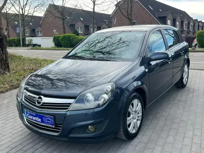 Używany Opel Astra Innovation 90 KM (66 kW) 2009 Niebieski Sedan/Limuzyna