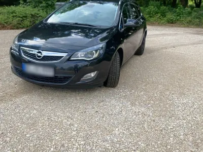 Gebraucht Opel Astra 140 PS (102 kW) 2011 Schwarz Limousine