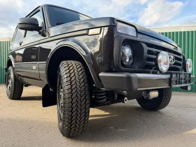 Neu Lada niva 83 PS (61 kW) 2026 Grün SUV