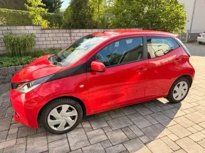 Begagnad Toyota Aygo 69 HK (50 kW) 2016 Röd Halvkombi