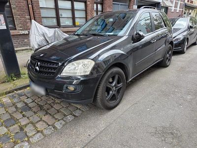 Second-hand Mercedes ML320 224 CP (164 kW) 2007 Negru SUV