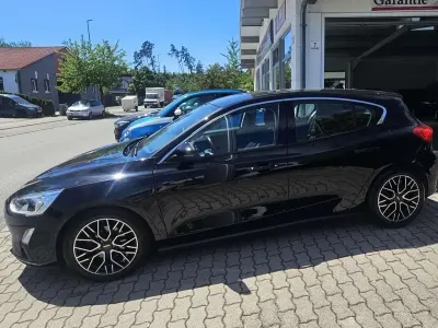 Begagnad Ford Focus Titanium 120 HK (88 kW) 2018 Svart Halvkombi