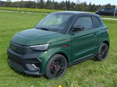 Uusi Ligier JS50 2025 Vihreä Viistoperä