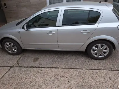 Używany Opel Astra Edition 105 KM (77 kW) 2005 Srebrny Sedan/Limuzyna
