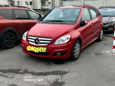Gebraucht Mercedes B200 197 PS (144 kW) 2010 Rot Van / Kleinbus