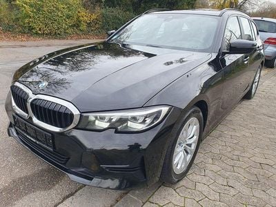 Schwarz Gebraucht 2022 BMW 318 Advantage Kombi | 19.900 € (Fairer Preis)