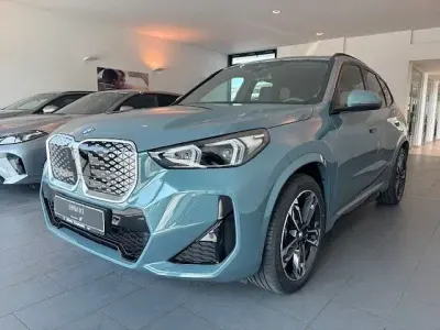 Neu BMW iX1 M Sport 225 kW (306 PS) 2026 Cape york grün metallic SUV