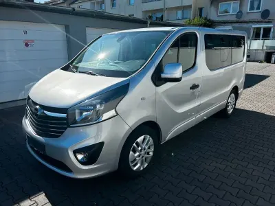 Usata Opel Vivaro 125 CV (91 kW) 2015 Argento Monovolume