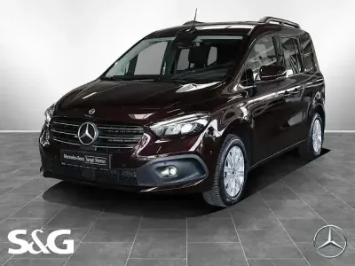 Gebraucht Mercedes T180 Progressive 116 PS (85 kW) 2025 Rot Van / Kleinbus