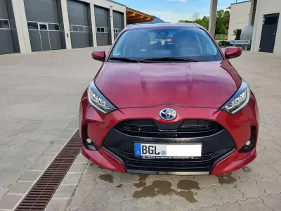Gebraucht Toyota Yaris Hybrid Club 92 PS (67 kW) 2021 Rot Limousine