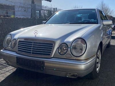 Gebraucht Mercedes E240 Avantgarde 170 PS (125 kW) 1999 Silber Limousine
