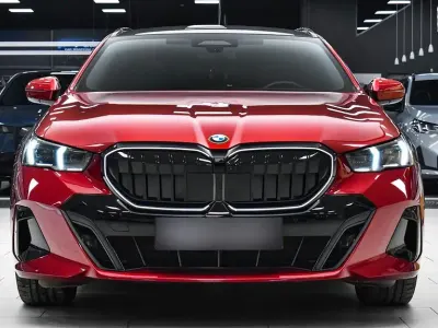 Gebraucht BMW 520 M Sport 197 PS (144 kW) 2024 Rot Limousine