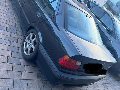 Second-hand BMW 318 Basis 1998 Negru Berlinǎ