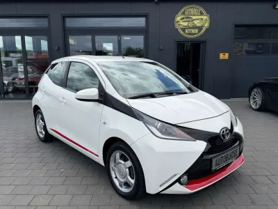 Second-hand Toyota Aygo X-play 69 CP (50 kW) 2014 Alb Hatchback