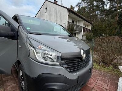 Gebraucht Renault Traffic 120 PS (88 kW) 2015 Grau Van / Kleinbus