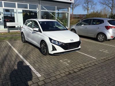 Gebraucht Hyundai i20 Trend 101 PS (74 kW) 2023 Weiß Kleinwagen