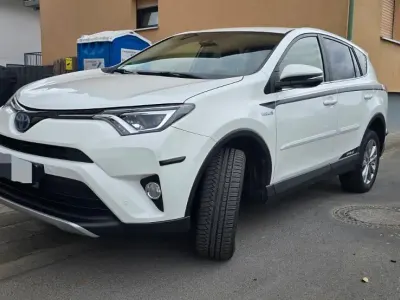 Używany Toyota RAV4 Hybrid 155 KM (114 kW) 2016 Biały SUV