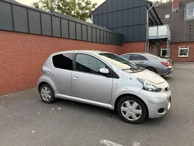 Gebraucht Toyota Aygo 68 PS (50 kW) 2011 Silber Kleinwagen