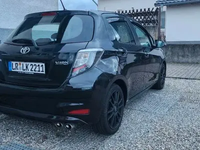 Gebraucht Toyota Yaris Trend 99 PS (72 kW) 2014 Schwarz Kleinwagen
