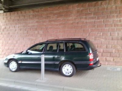 Grün Gebraucht 1998 Opel Omega Kombi | 1.500 €