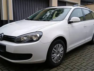 Gebraucht VW Golf VI 105 PS (77 kW) 2011 Weiß Kleinwagen