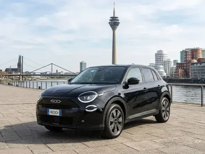 Neu Fiat 600 Business 101 PS (74 kW) 2026 Schwarz SUV