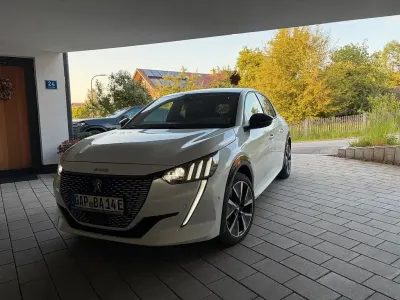 Gebraucht Peugeot e-208 GT 100 kW (136 PS) 2022 Weiß Kleinwagen