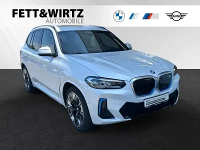 Gebraucht BMW iX3 Impressive 210 kW (286 PS) 2022 Mineralweiss metallic SUV