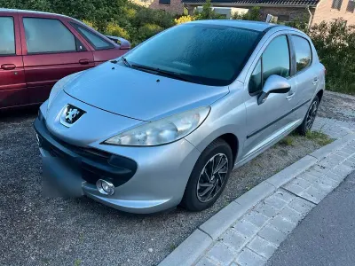 Gebraucht Peugeot 207 95 PS (69 kW) 2008 Silber Limousine