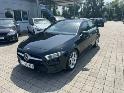 Gebraucht Mercedes A180 116 PS (85 kW) 2020 Kosmosschwarz  metalliclack Kleinwagen