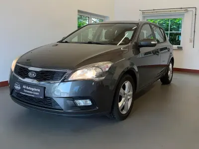 Gebraucht Kia Ceed Spirit 125 PS (91 kW) 2010 Schwarz Kleinwagen