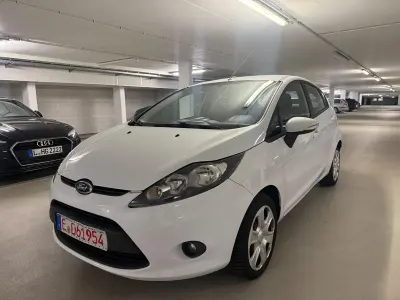Gebraucht Ford Fiesta Trend 69 PS (50 kW) 2011 Weiß Kleinwagen