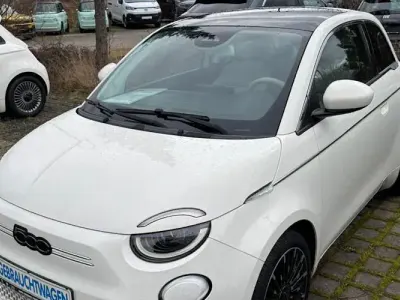 Gebraucht Fiat 500e La Prima 86 kW (118 PS) 2023 Colore esterno (arktis weiß) Kleinwagen