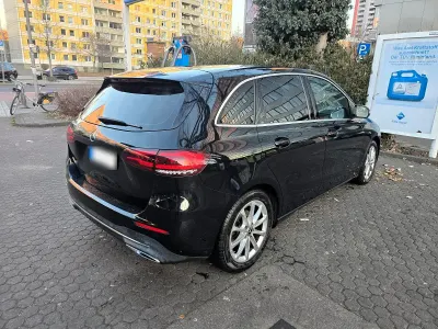 Gebraucht Mercedes B180 116 PS (85 kW) 2019 Schwarz Kleinwagen