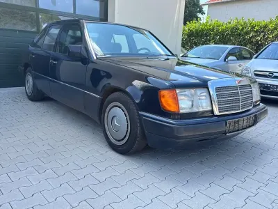 Gebraucht Mercedes E230 132 PS (97 kW) 1990 Blau Limousine
