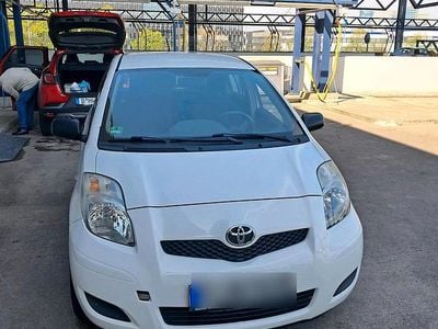Gebraucht Toyota Yaris 69 PS (50 kW) 2010 Weiß Kleinwagen