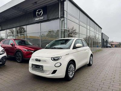 Gebraucht Fiat 500e Basis 86 kW (118 PS) 2023 Colore esterno (arktis weiß) Limousine