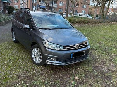 Grau Gebraucht 2016 VW Touran Highline Van / Kleinbus | 15.000 € (Teuer)