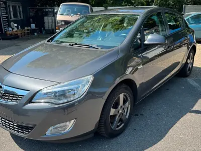 Gebraucht Opel Astra 110 PS (80 kW) 2011 Braun Limousine