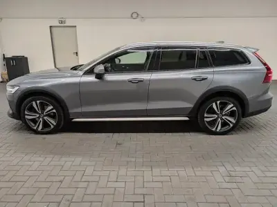 Gebraucht Volvo V60 CC Pro 197 PS (144 kW) 2021 Osmiumgraumet. Kombi